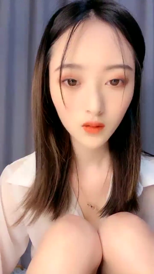 超粉嫩極品無毛美穴腿腿今天炮友回來了，大黑牛自慰再啪啪