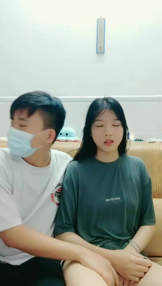 劇情演繹小夫妻性生活不和諧來看醫生，醫生現場治療來感覺扒掉衣服強上