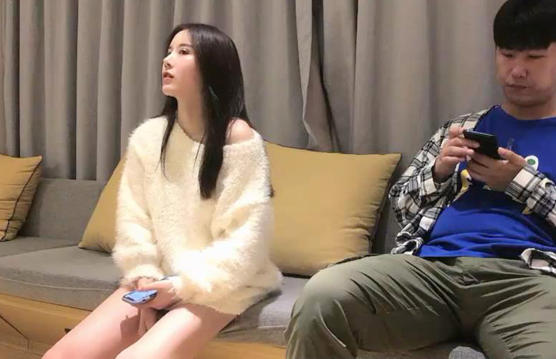 小胖哥總能尋到如此極品尤物週邊女神，妹子很配合各種姿勢