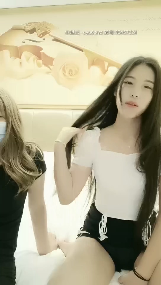 大二兼職學妹被好閨蜜帶出來賣，鏡頭前給小哥口交大雞巴