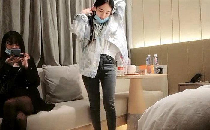 當鄰家型的乖乖女穿上連體黑絲，那個叫極品騷氣啊，還會一字馬，太刺激了氣喘吁吁，趕緊解鎖各種技能，一邊幹一邊掐她脖子