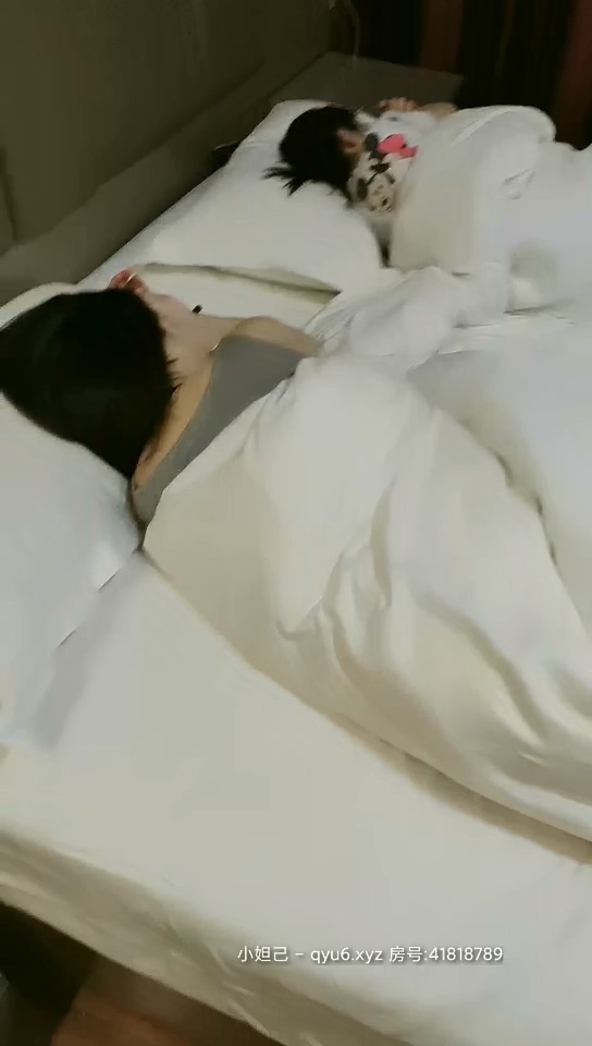雙飛小姨子，兩個小騷逼在睡覺被小哥玩逼弄醒了，直接把雞巴塞她嘴裏