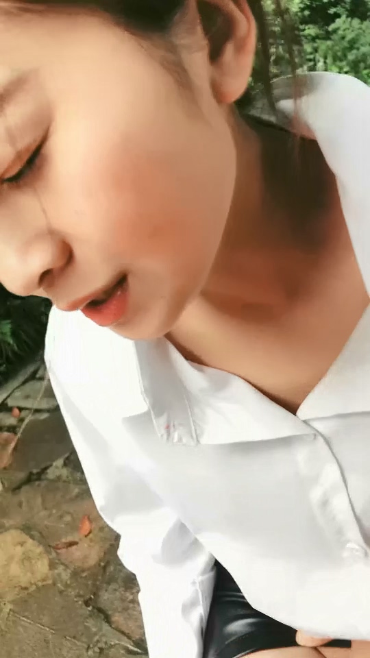 迷人的小姐姐跟小哥戶外激情，讓小哥逼里打性葯真刺激，把小騷逼摳的受不了高潮噴水浪叫
