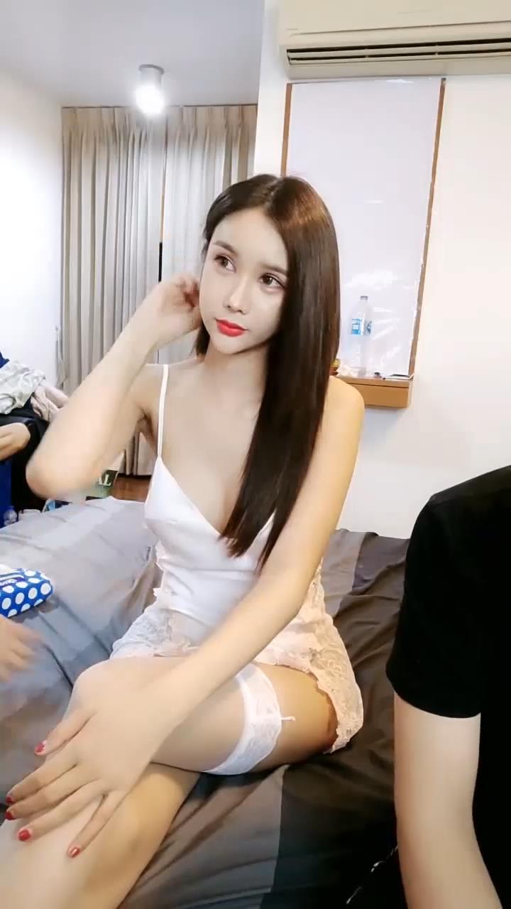 異國女團-高顏值大美腿小姐姐，叫春聲萎靡淫蕩，兩炮被幹得猛猛，性生活好滿足哇！