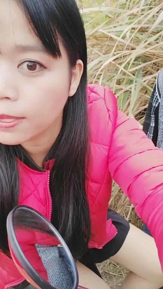 逼逼很乾淨的淫騷少婦，戶外勾引光頭佬在摩托車上啪啪，搞完還未滿足用香蕉插插，手指插進逼裡沾淫水放嘴裏吃！ 【MP4/265MB】