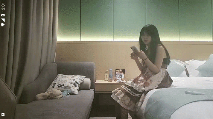 91龍十三蘿莉裙貧乳萌妹子啪啪，躺沙發上推油按背大屁股騎乘，站立後入撞擊猛操再到床搞
