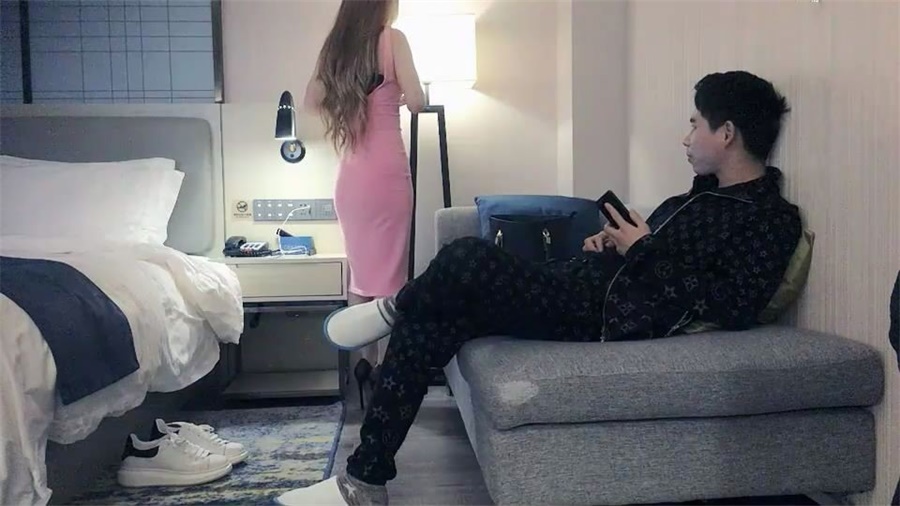 重金約啪粉色包臀長裙氣質大美女，身材性感勻稱，換上開檔黑絲邊跳艷舞邊吃雞巴挑逗，大力抽插，呻吟浪叫！