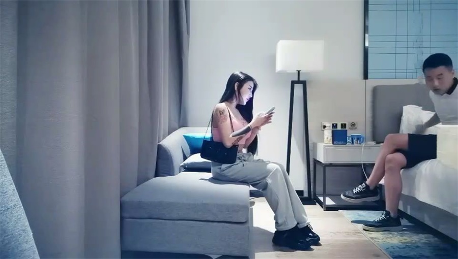 剛健完身就被約到酒店啪啪的36E高顏值大胸美女被大屌男剛操一次就痛的受不了要走，男的不同意又幹了一次！ 【MP4/300MB】