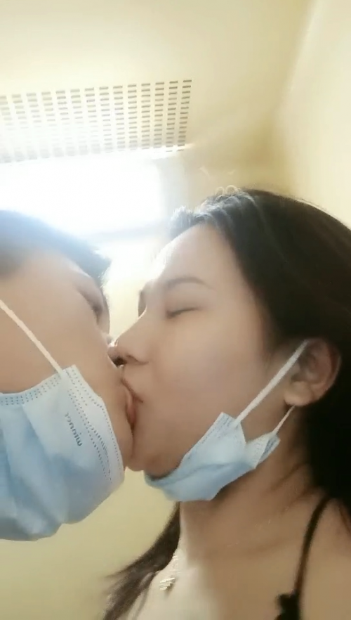 勁爆乾柴烈火極品小情侶高鐵廁所激戰，女主這顏值也太正點了-排隊上廁所的人