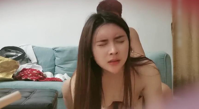 花裙尤物換上空姐制服有那味兒了，像新疆美女異域尤物，最美的嬰兒肥女神之一，高跟美腿張開大腿被老哥操得仙仙欲死