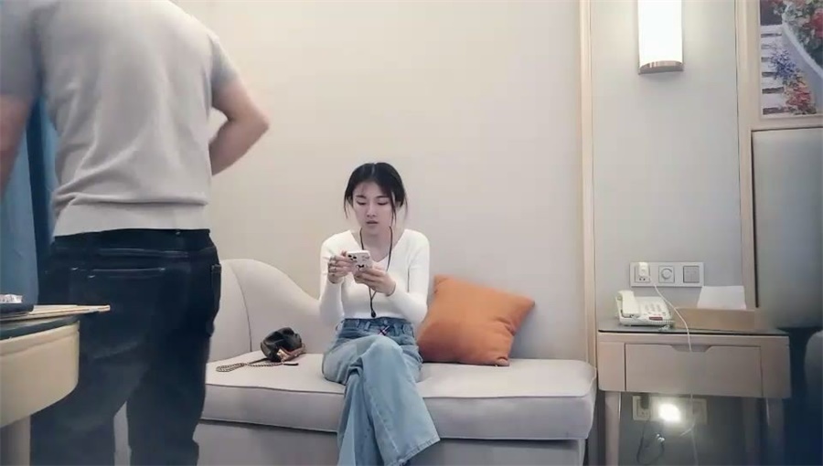 外表清純水嫩的藝校美女兼職援交，身材性感，顏值高，逼毛又黑又茂密，看著就想干暈她，沙發上連續無套內射2次！