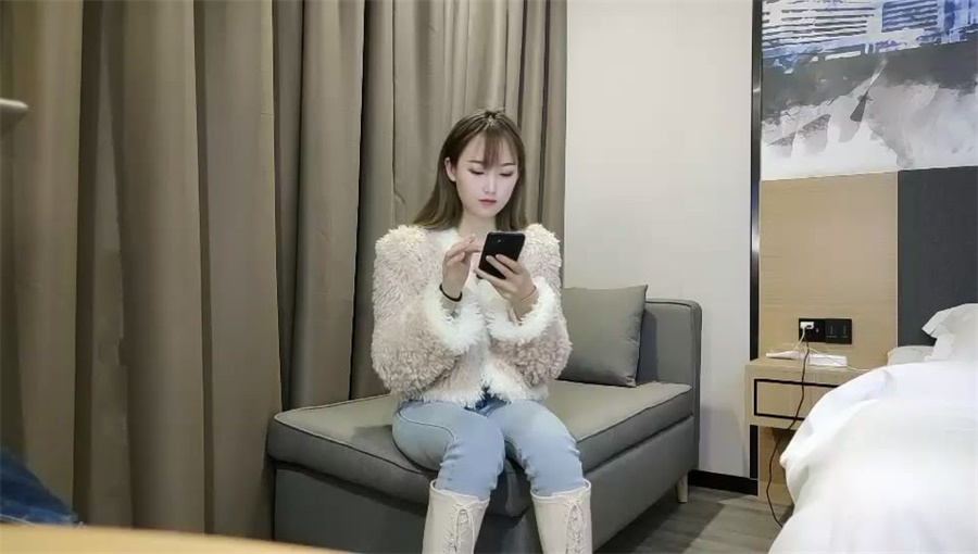 王總重金約啪樣貌清秀漂亮的長靴牛仔褲美女，身材性感，皮膚白皙，沙發上迫不及待扒光爆干，連續操了3次，累壞了！