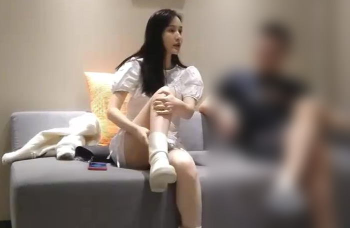 四眼小哥和身材很棒的甜美小仙女妹子態度不行啊小哥墨蹟了點就不耐煩對付這種妹子就要猛操她讓她對自己的行為後悔