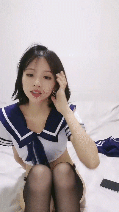 米拉和主人的幸福生活嬌小身材氣質美女很耐操，黑色絲襪情趣裝學生制服