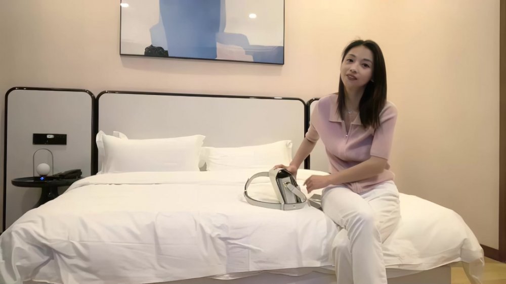 小寶尋花長相甜美白褲大奶週邊妹，鏡頭特寫深喉口交，扶著小腰後入抽插猛操