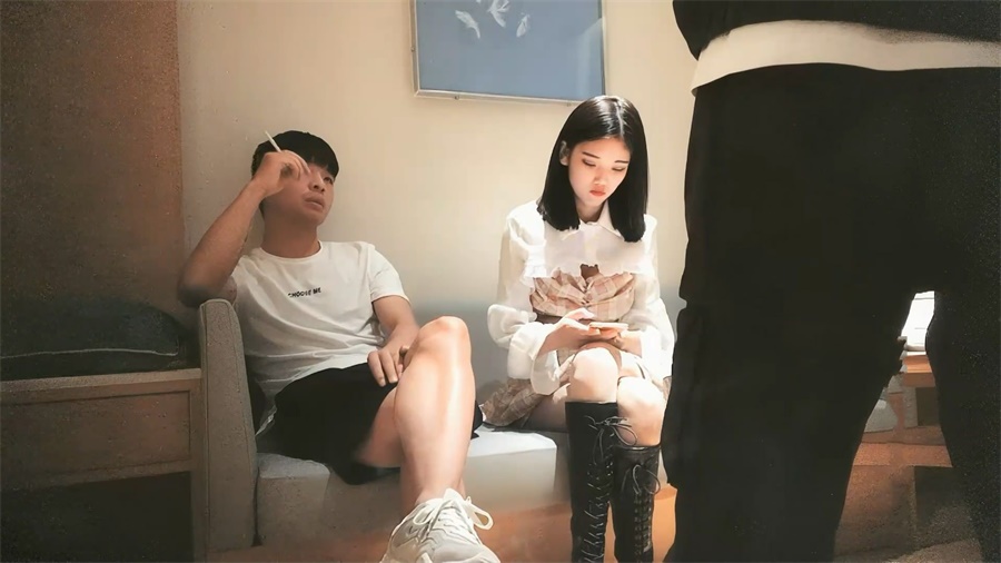 捲毛哥操個逼一波三折，先被人放了鴿子，又把第二個女孩操的受不了，中途不幹了要退單，又等著第三個女孩來