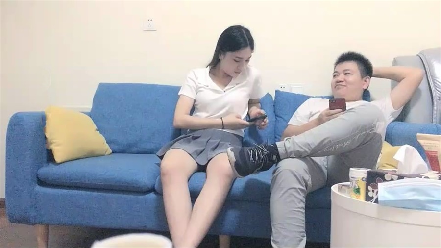 胖小哥網約了位極品白衣短裙氣質美女，妹子服務前還想再加點小費，男的不同意掰開腿就摳逼，狠狠爆插