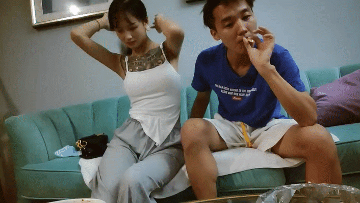 鴨哥只搞嫩妹胸前滿紋身極品女，腰細堅挺美乳大長腿，簡直完美張開腿舔逼，站立後入沙發上猛操