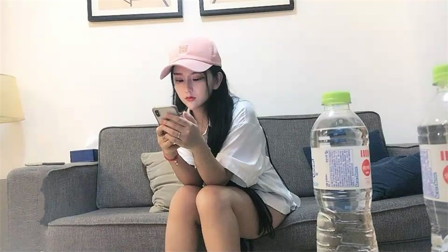 約到年輕漂亮氣質絕佳的性感小美女沙發上被各種玩逼蹂躪，一線天美穴摳的嗷嗷叫，操的直求饒！ 【MP4/453MB】