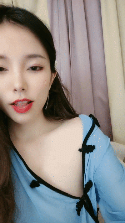 紅唇妖嬈妹子情趣裝扣逼自慰假屌抽插，張開雙腿掰穴特寫，假屌快速進出高潮呻吟顫抖，連續兩場道具雙管齊下【MP4/798MB】