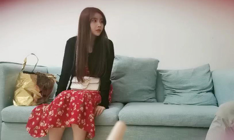 花裙尤物換上空姐制服有那味兒了，像新疆美女異域尤物，最美的嬰兒肥女神之一