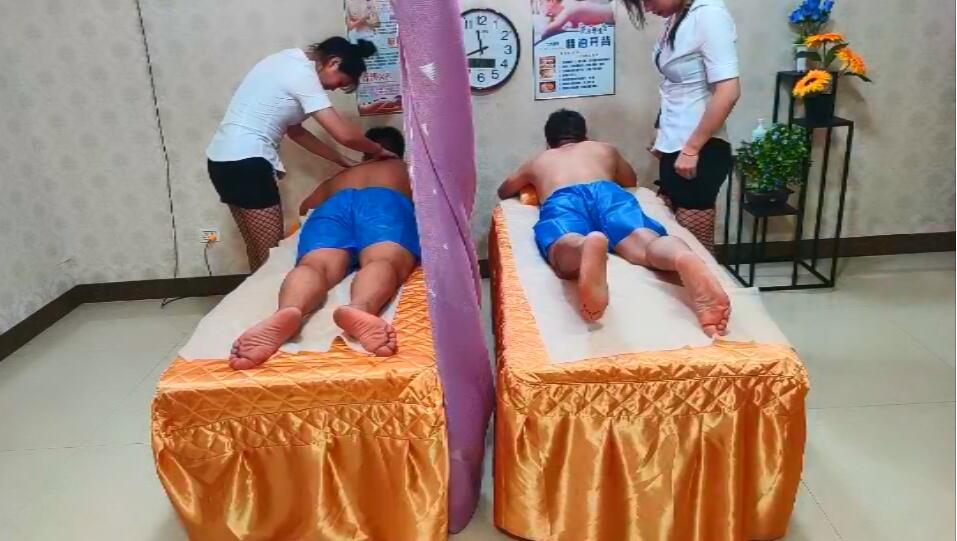 性愛那點事激情4P，兩大哥勾搭黑絲制服女技師，先享受按摩在玩點特殊服務，草逼又草嘴輪草抽插