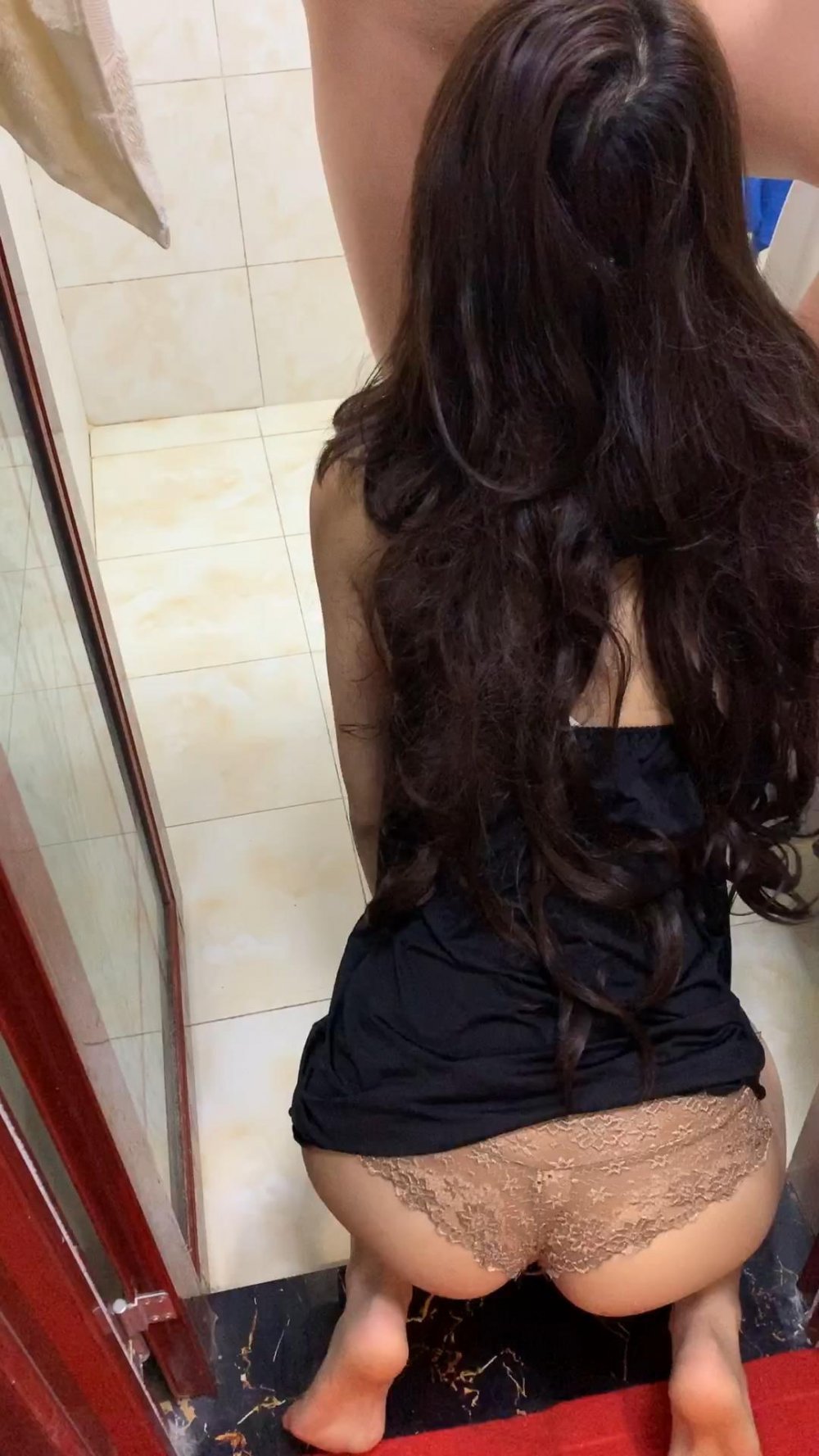 和公司禦姐的愛情，在浴室翹起屁股舔我的雞巴，摸你陰蒂咬我