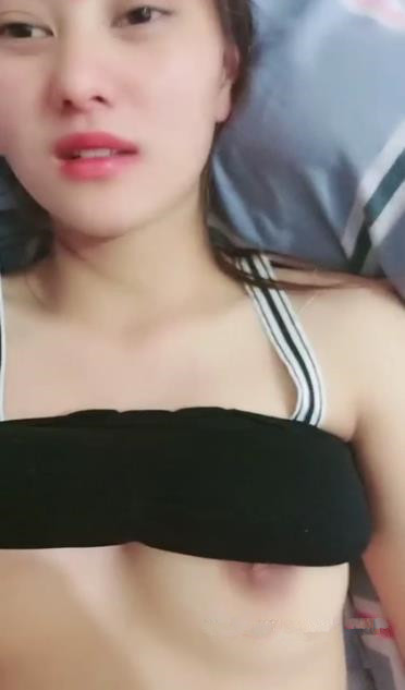 清純嫩妹被大吊男友無套啪啪 乾的高潮迭起 床單都濕了一大片