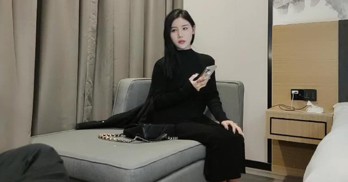 這麼可人兒的漂亮女神，穿上黑絲，簡直要人命，最後因為錢的問題吵起來 女神哭了，女神哭鼻子的樣子還是這麼美