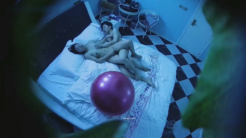 新台情趣酒店健身球房攝像頭偷拍單位男女同事出差開房偷情牛逼趴在健身球上玩