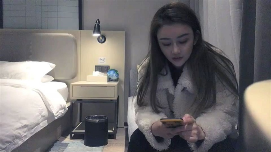 皮衣哥深夜約了位高顏值極品性感美女，慢慢脫光衣服，翹起屁股口交，大力猛插，不停狂干，干翻了！