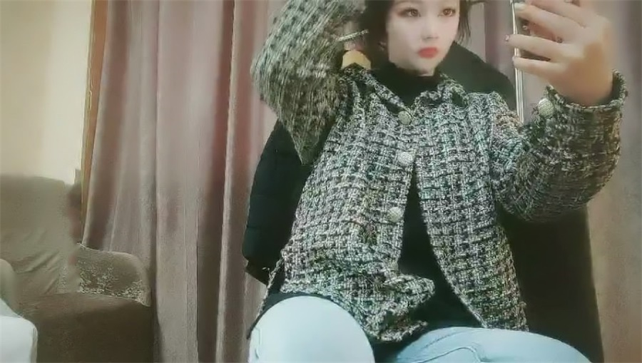 小毅哥哥現實大學生女友螢屏首秀掙扎不想開燈做被霸王硬上弓強行又摳又舔弄出感覺嬌喘說老公插我進來對白淫蕩