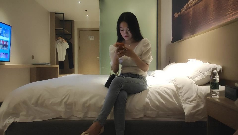 小馬丶尋花深夜第二場牛仔褲長腿妹洗完澡口交舔屌騎坐套弄扶著屁股後入撞擊套子多操壞持續打樁