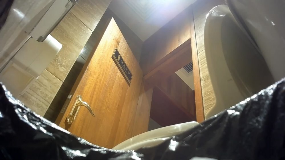 大神潛入商場餐廳女廁所在垃圾桶裡安裝針孔偸拍，便撅著屁股噓噓雙洞看的清楚