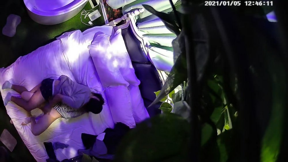 2021私享服上帝視角欣賞趁著午休時間年輕男女同事鐘點房爽一下時間有限直奔主題