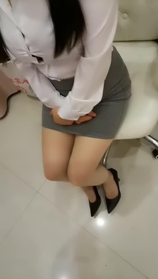 隔壁人妻借洗手間被屌絲男強姦奶子還挺堅挺