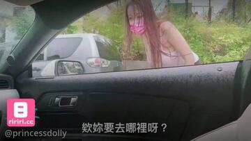 【國產情景劇】雨頭開車在街頭遇到爆乳濕身辣妹 順路載她回家被邀請一起洗澡 抓著她的大奶子直接無套中出內射了