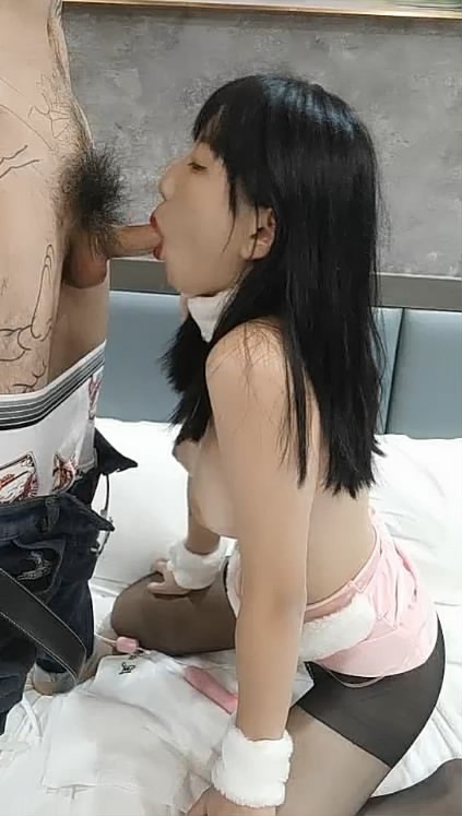 滿身紋身社會小哥和極品美乳小女友啪啪 開檔黑絲兩個跳蛋一起玩