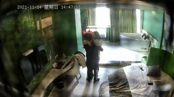 主題酒店浴缸房拍攝到的貌似美女主播兼職和帥氣男粉開房愛愛 互舔互插愛撫爽的欲仙欲死 露臉高清