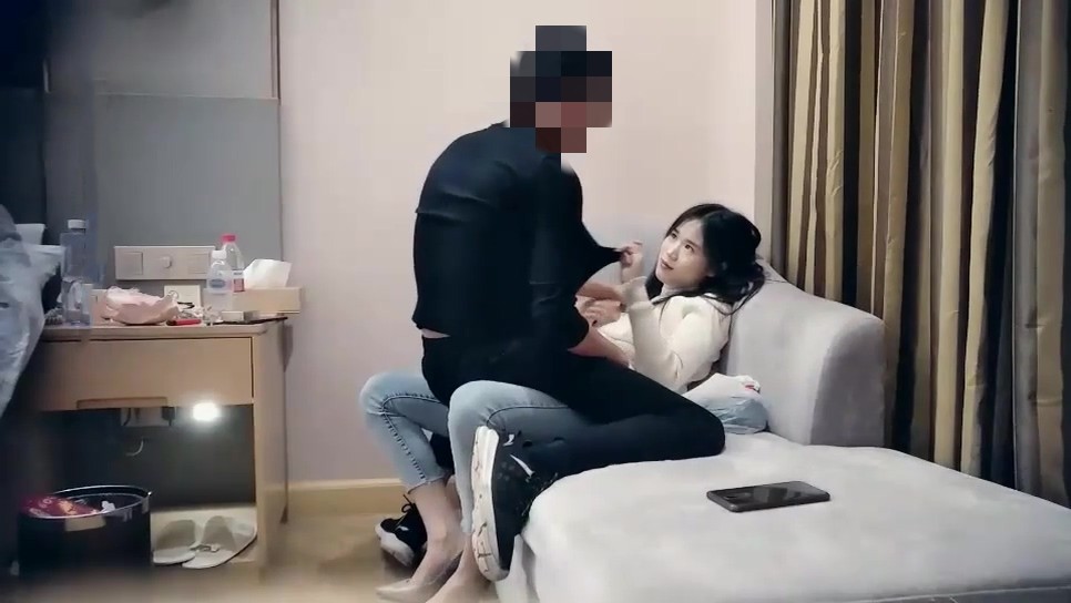 小夥約操性感牛仔褲週邊小姐姐 付完款主動求抱一臉騷樣 換上護士情趣裝 深喉大屌口活很棒