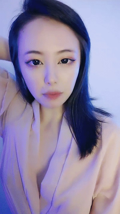 氣質禦姐真實女同一人單秀 柔軟身體瑜伽墊上一字馬 多套情趣裝換裝 從下往上視角扣穴
