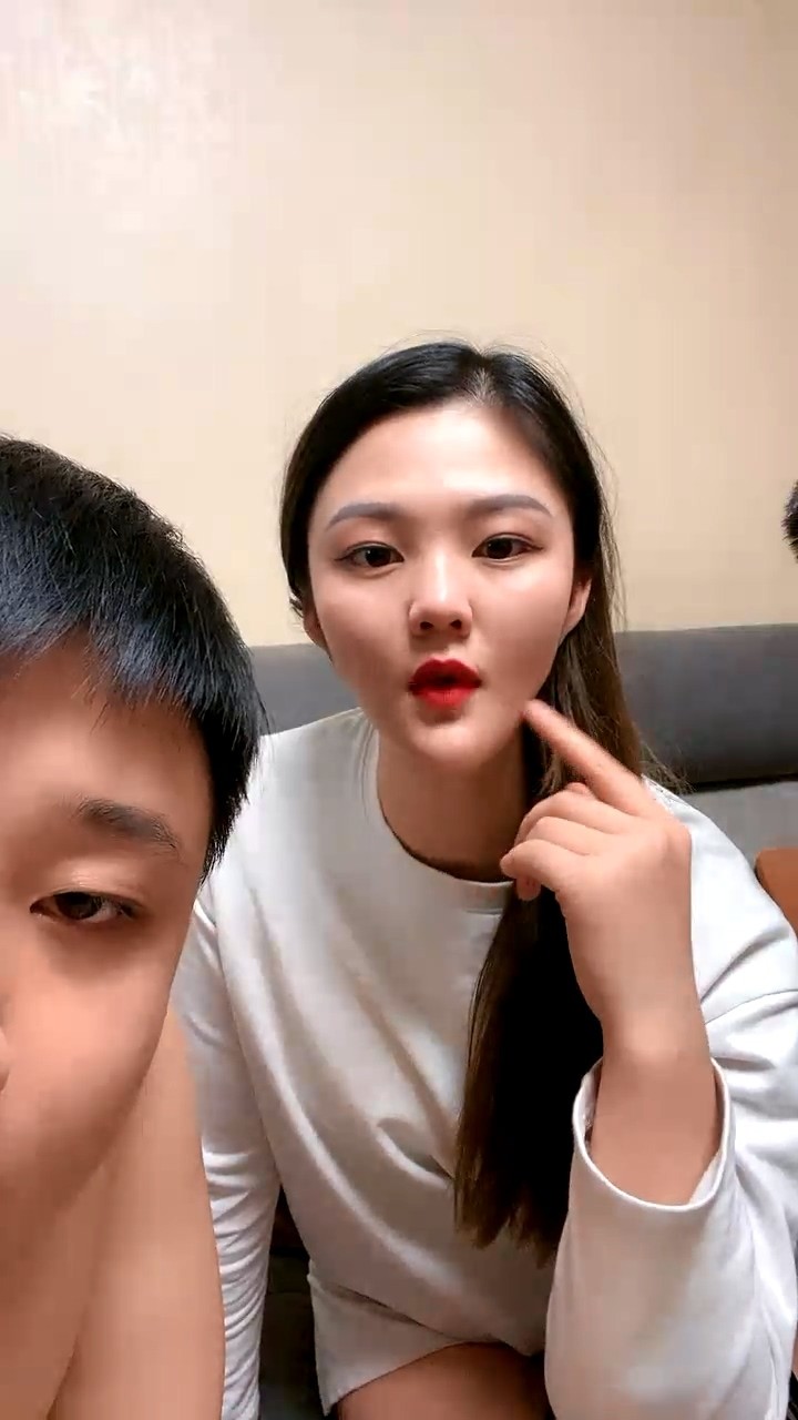 就喜歡用奶子比心的顏值騷貨，黑絲情趣跟兩個小哥沙發上激情3P 全程露臉口交大雞巴下面還被草著表情好騷