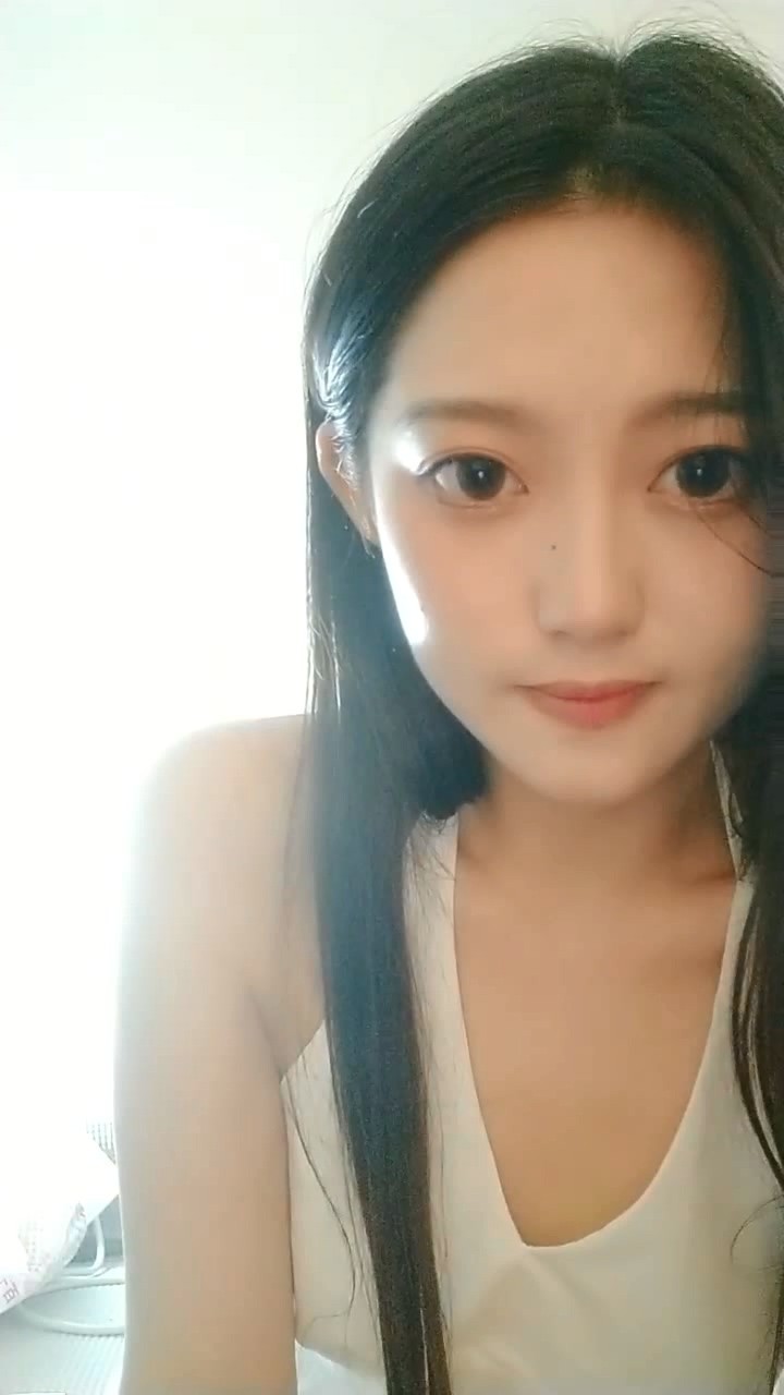 長相清純可人的極品妹子，脫衣服全裸跳蛋自慰，陰道口流了白漿盡顯迷人身材