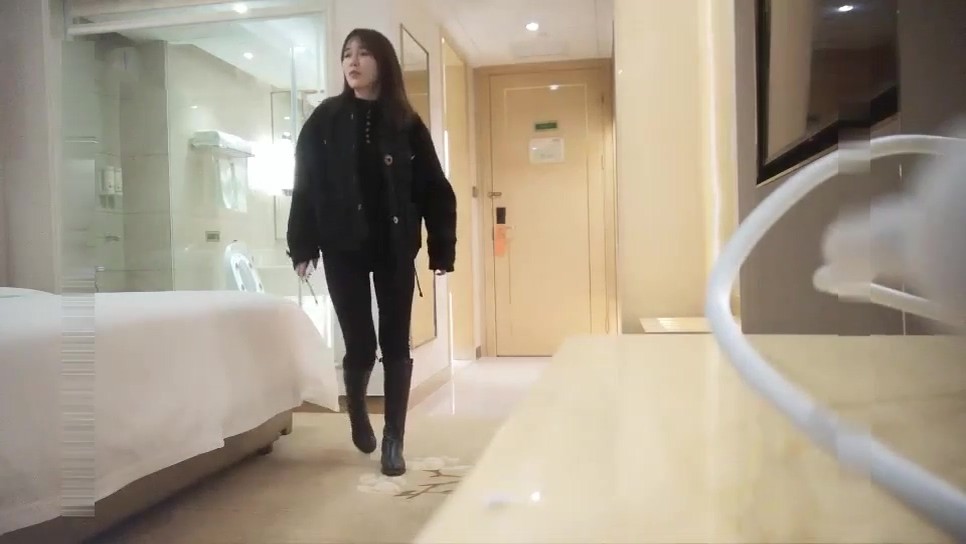 酒店約操極品紅唇網紅級兼職美女 OL包臀裙黑絲 跪地口交舌頭很靈活 開檔絲襪掰穴