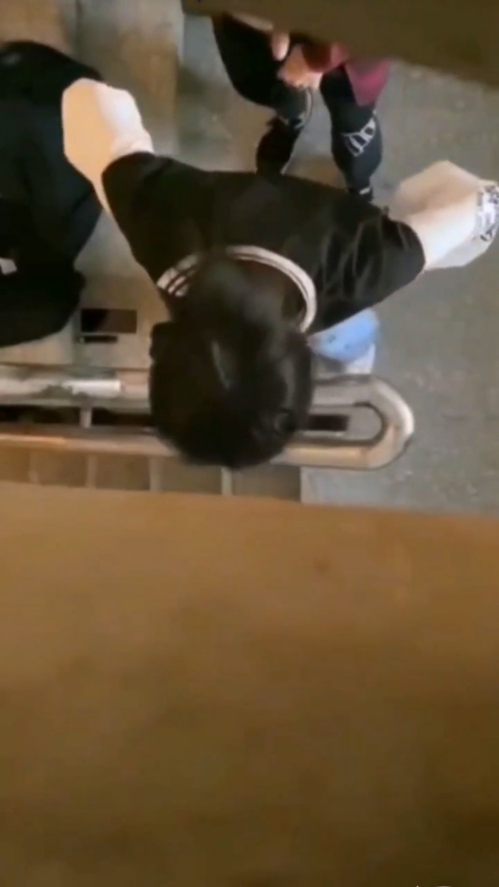 漂亮學生妹樓梯間破處 男生試遍各種姿勢都進不去 龔了幾下妙射 問妹子開沒開 真正兩隻雛啊