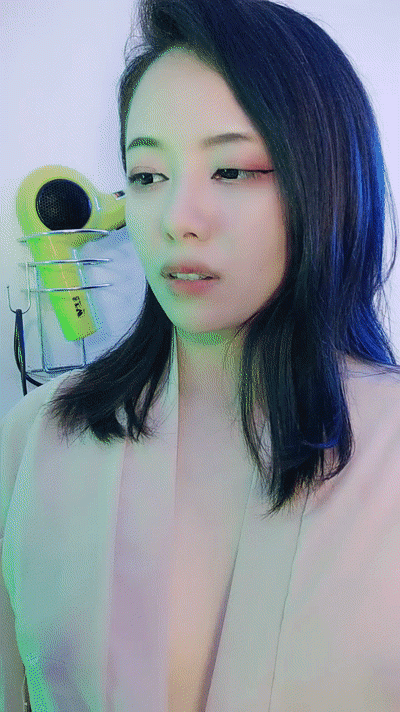 氣質禦姐真實女同帶假屌操逼，浴室洗澡互相噴尿，舌吻摸穴很是享受，翹起大肥臀丁字褲，騎臉舔多毛騷逼，穿戴假JB爆插