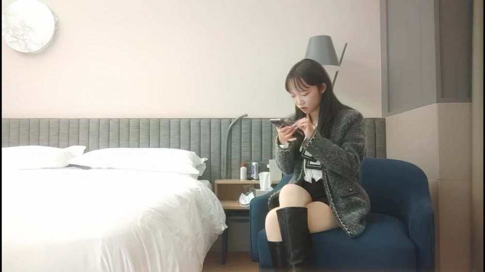 02年乖巧甜美嫩妹，忍不住隔著內褲摸穴，穿著高筒靴操逼，翹起屁股猛頂