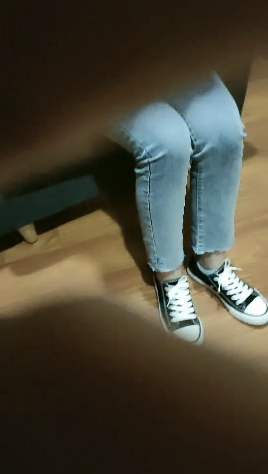 帆布鞋，牛仔褲，白T恤，學生妹青春活力，白嫩肌膚映襯下水汪汪的黑森林，無套啪啪
