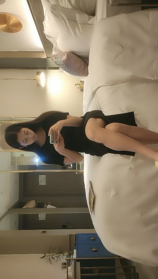 172cm，極品空姐，黑絲大長腿，天使臉龐魔鬼身材，膚白貌美一對粉乳，註定一場難忘的交合