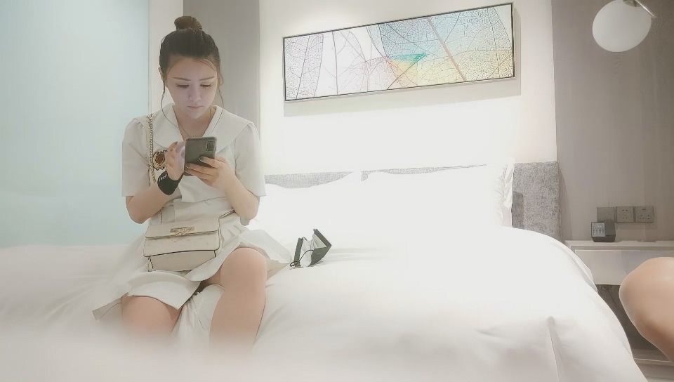 200網約丸子頭美少婦，美乳長腿，黑絲情趣，觀音坐蓮，後入，各種姿勢展示完美性愛細節